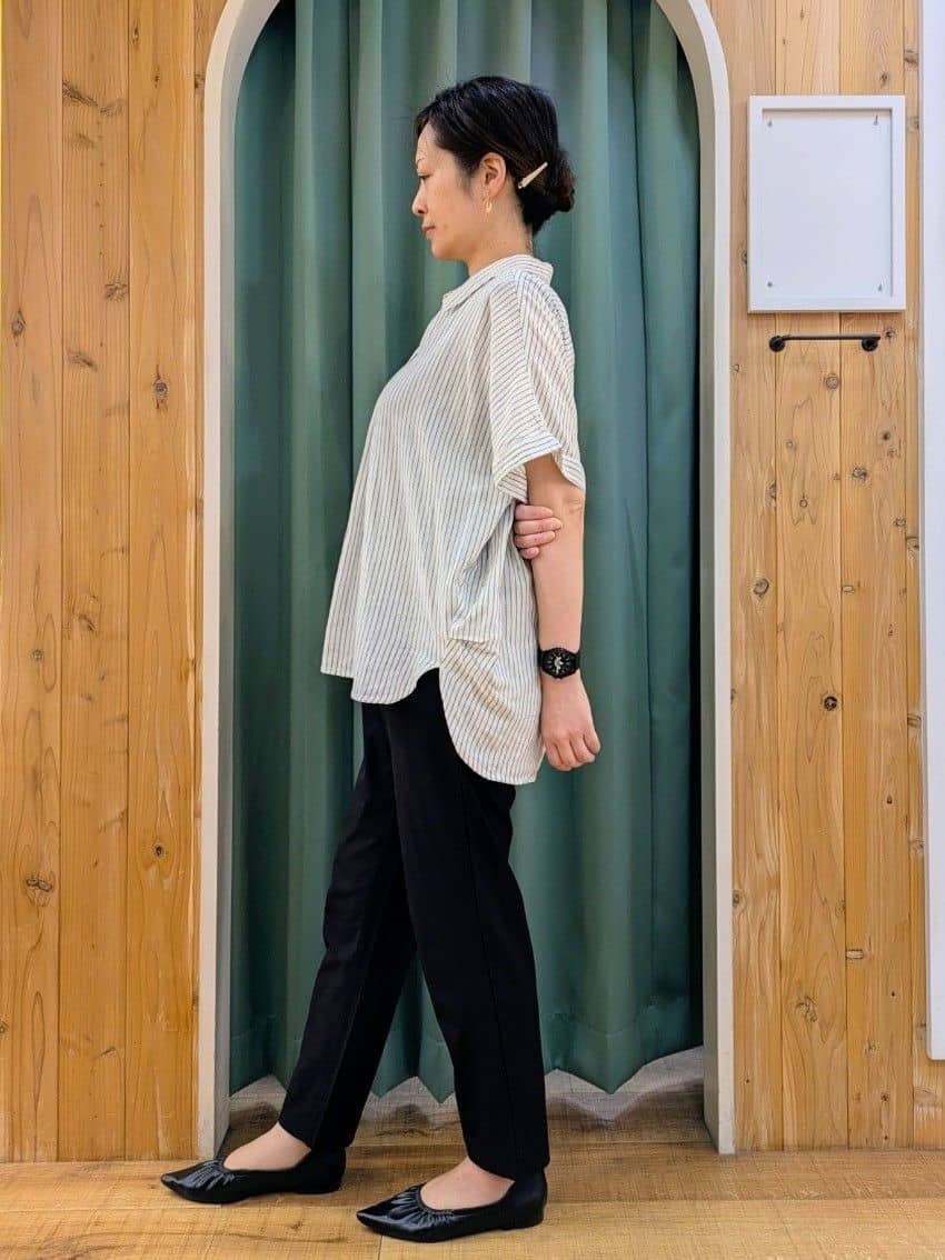 ショーコラさんの「SHOO･LA･RUE｜【S-LL/UV/接触冷感/抗菌防臭】体型を自然にカバー フレンチリネンブレンド襟付ドルマンシャツ」を使ったコーディネート