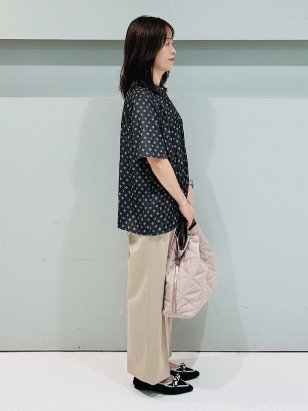 makiさんの「UNTITLED｜【セットアップ可/リラクシー/通勤】スクエアジオメ柄ブラウス」を使ったコーディネート