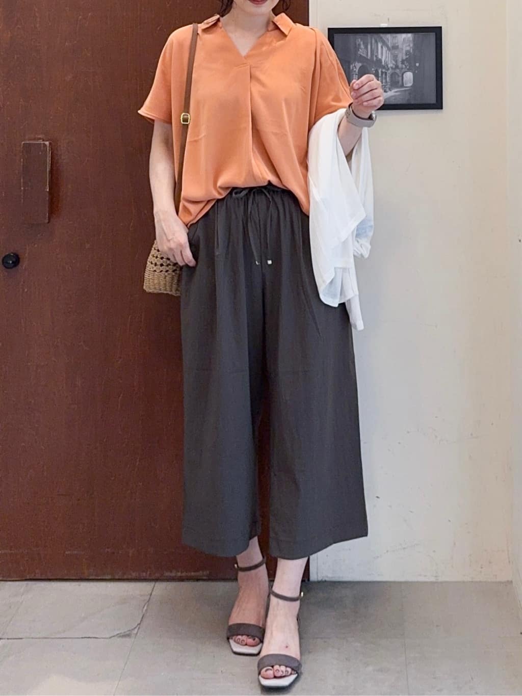 𝐇𝐢𝐫𝐨𝐦𝐢さんの「SHOO･LA･RUE｜【S-LL/ひんやり/UV】手の甲まで隠れる トッパーカーディガン」を使ったコーディネート