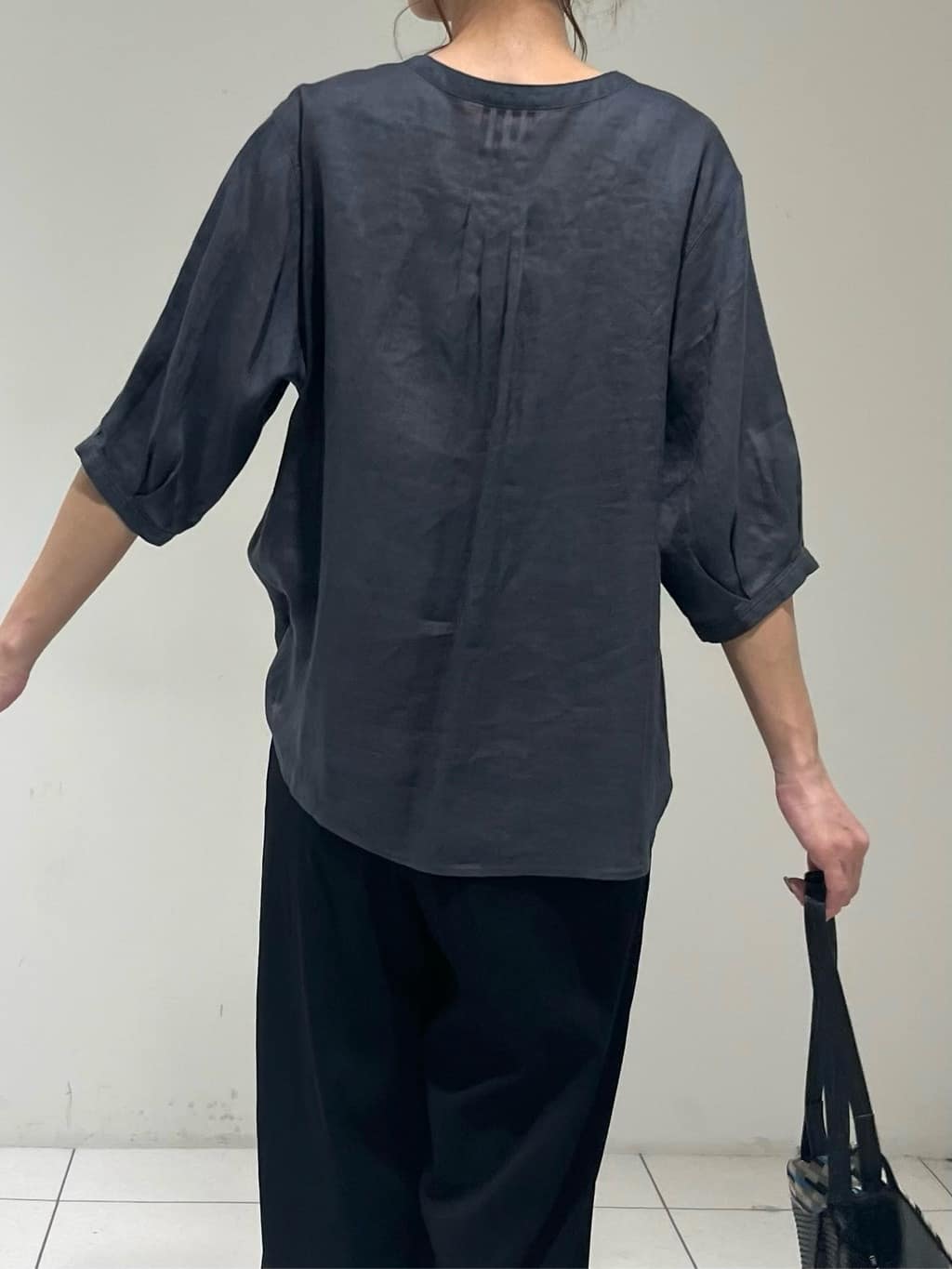 shioriさんの「INDIVI｜【褒められパンツ／洗える／ウエストゴム】ワイドタックパンツ」を使ったコーディネート