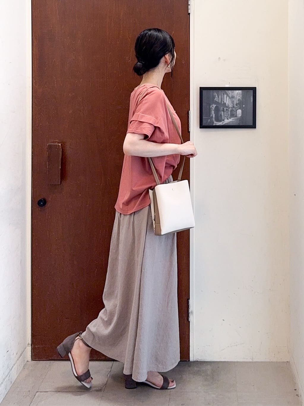 𝐇𝐢𝐫𝐨𝐦𝐢さんの「SHOO･LA･RUE｜【S-LL/裏地ひんやり】エアリーで涼やか 大人のシアースカーチョ」を使ったコーディネート
