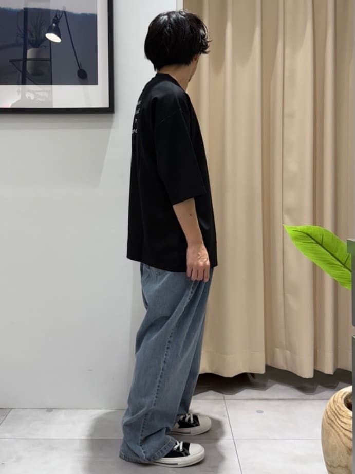 はさんの「THE SHOP TK｜ツータックワイドデニムパンツ」を使ったコーディネート