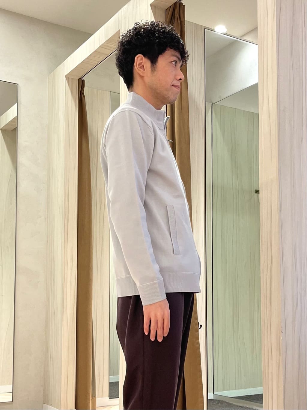 URAさんの「TAKEO KIKUCHI｜アンチピリング ジップアップ ニット」を使ったコーディネート