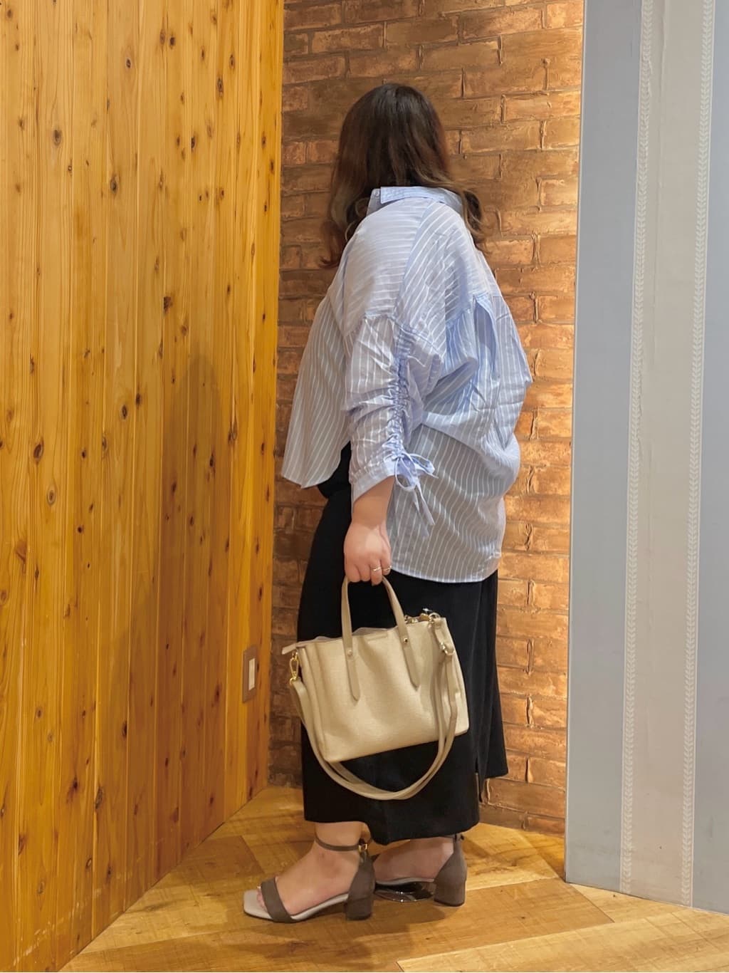 Risaさんの「SHOO･LA･RUE｜【S-LL】程よい透け感 ストライプ柄 お袖ギャザーデザインシャツ」を使ったコーディネート