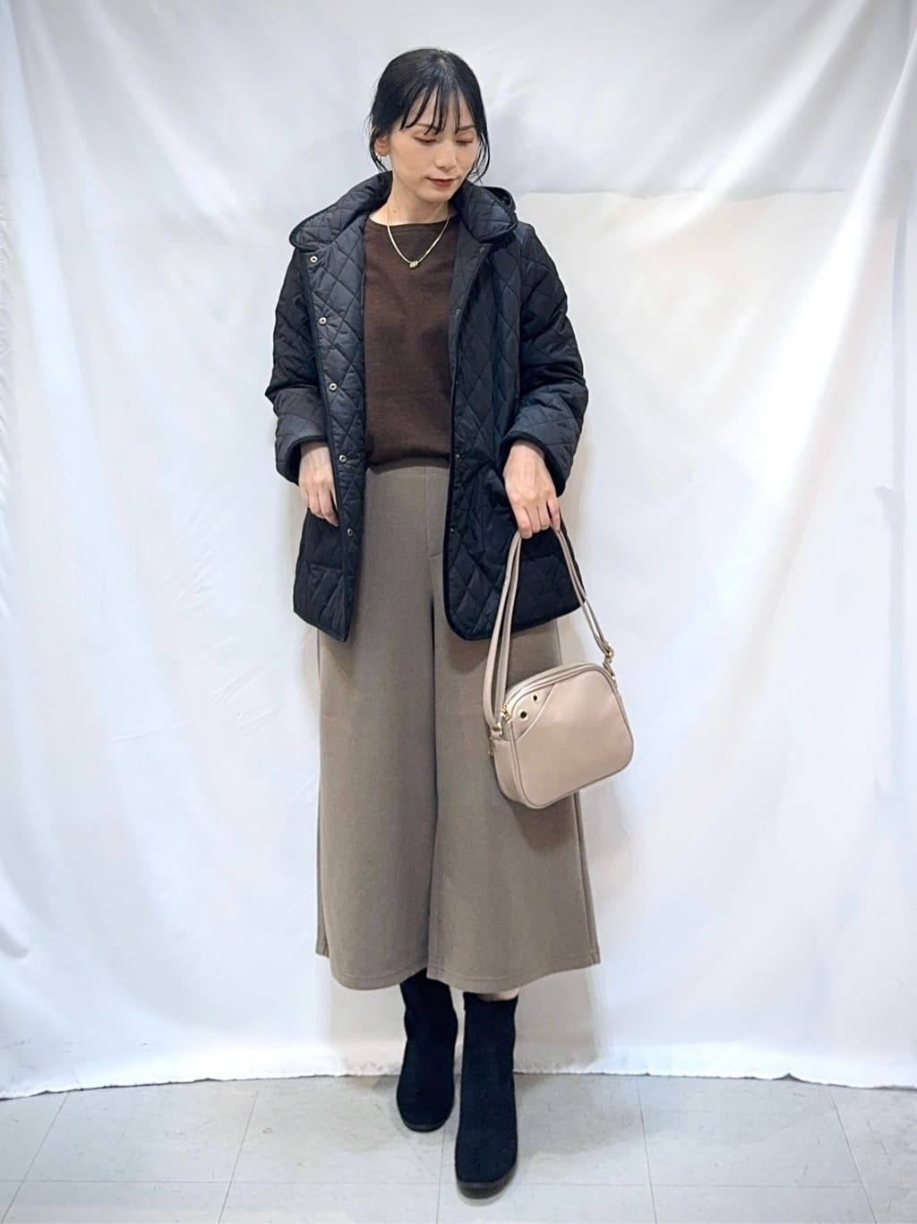 𝐇𝐢𝐫𝐨𝐦𝐢さんの「SHOO･LA･RUE｜【洗濯機可】美脚見え あったか圧縮ニット ガウチョパンツ」を使ったコーディネート