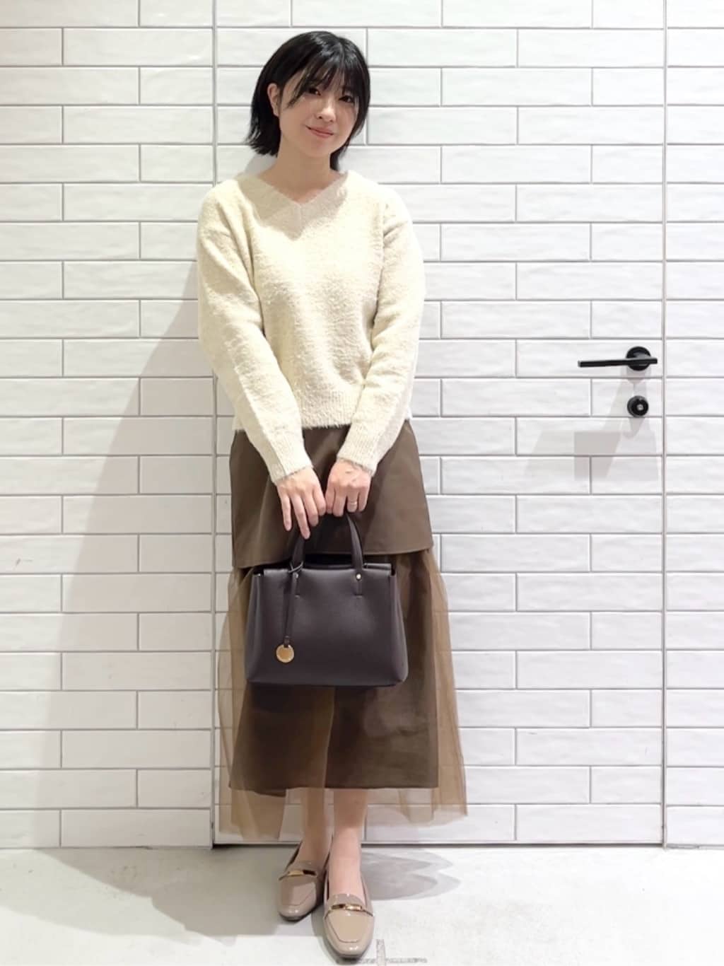 しおりさんの「OPAQUE.CLIP｜スパンコールフェザーVネックニット【洗濯機OK】」を使ったコーディネート