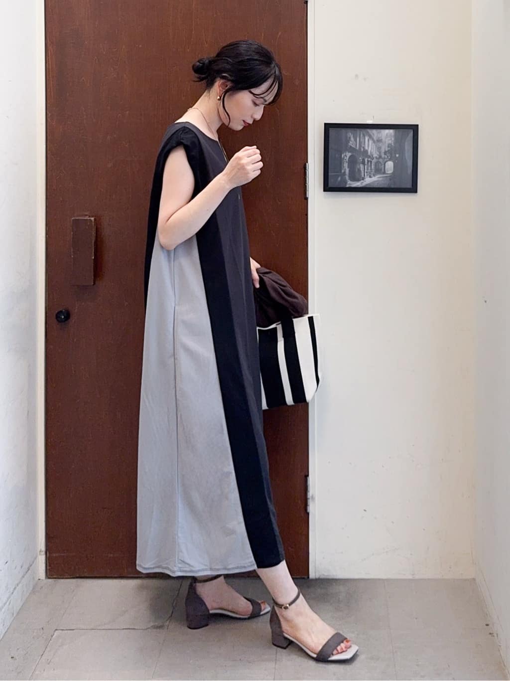 𝐇𝐢𝐫𝐨𝐦𝐢さんの「SHOO･LA･RUE｜【S-LL/ひんやり】全身すっきり見えが楽に叶う サイド切替 バイカラーAラインワンピース」を使ったコーディネート