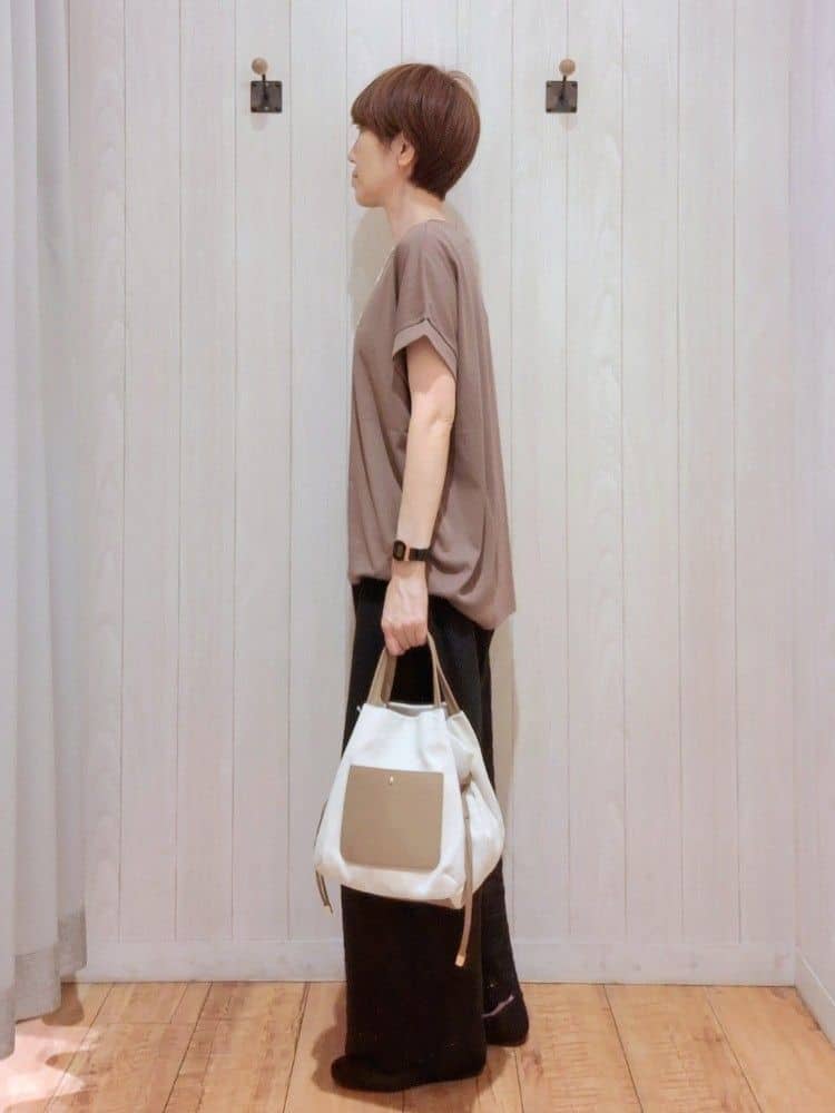 Ribさんの「SHOO･LA･RUE｜【S-LL/汗ジミ軽減/ひんやり/UV】体型カバーに タック入りドルマントップス」を使ったコーディネート