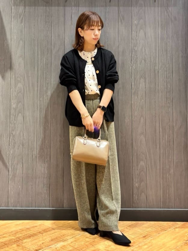 meiさんの「SHOO･LA･RUE｜【無地/ドット柄】お袖フリルが華やぐ きれいめブラウス」を使ったコーディネート
