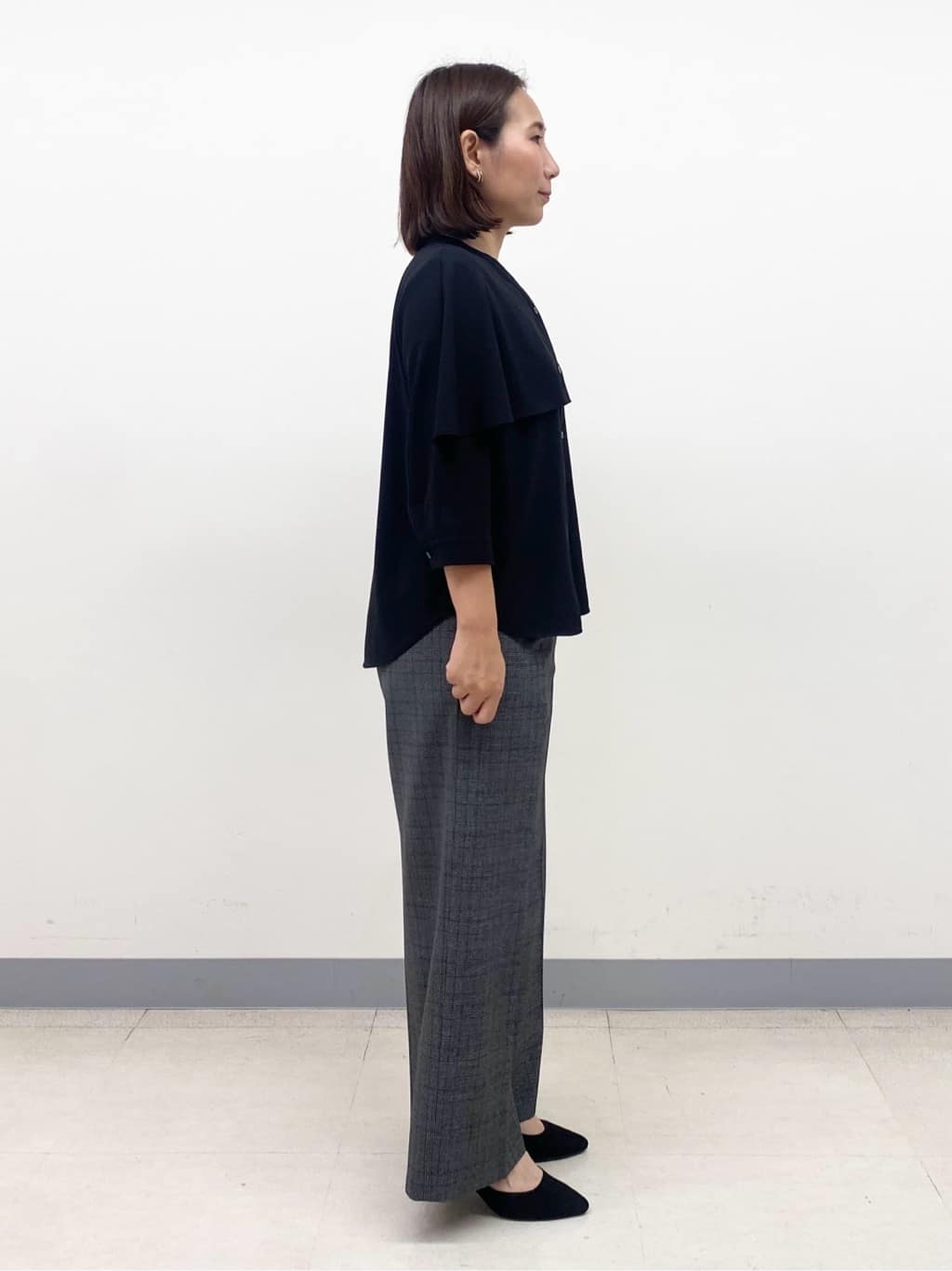 YUKARIさんの「INDIVI｜【羽織りとしても活躍！】ケープカラーブラウス」を使ったコーディネート