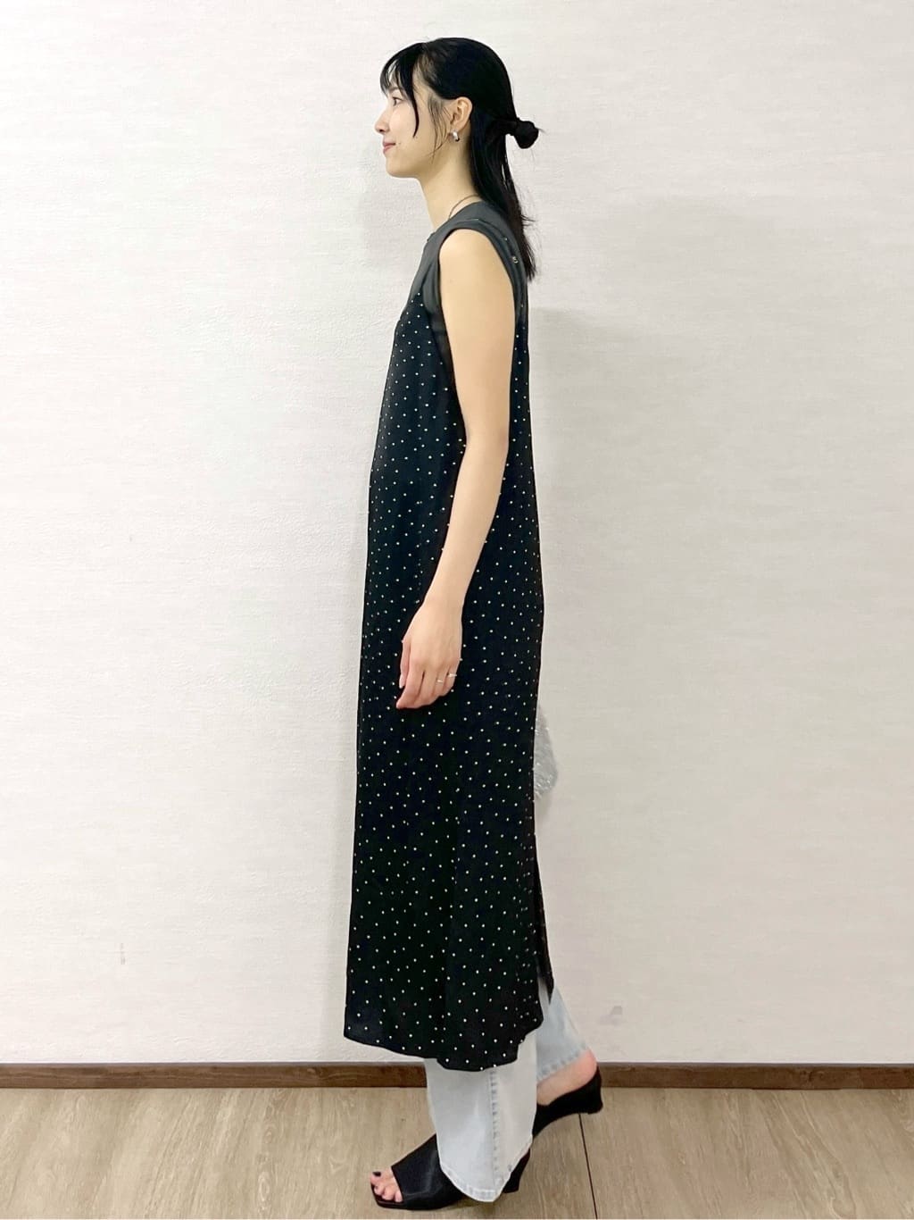 sachikoさんの「OPAQUE.CLIP｜ランダムドット サテンキャミワンピース【洗濯機洗い可】」を使ったコーディネート