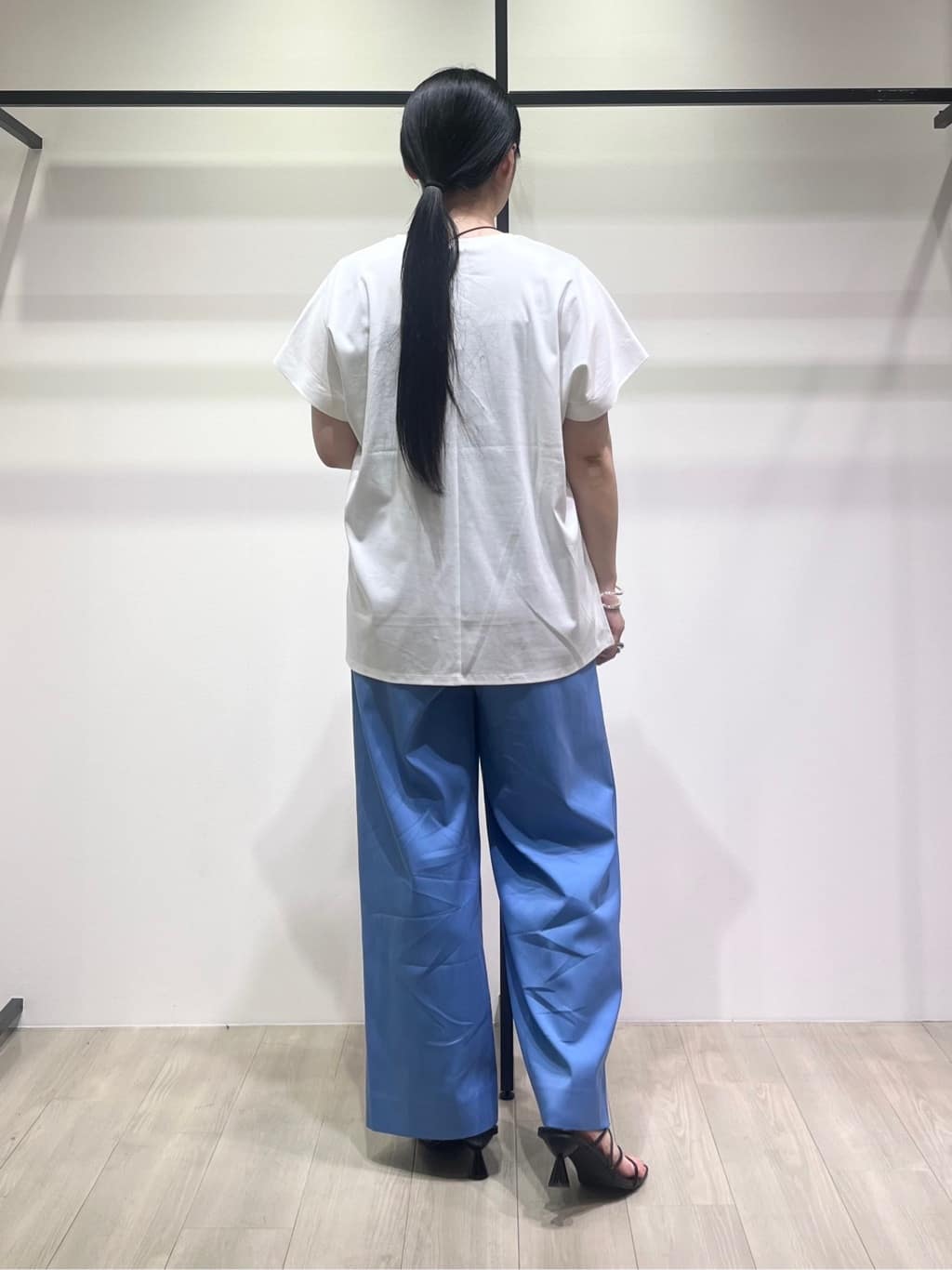 hasuさんの「INDIVI｜【洗える／汗ジミ防止】バイカラー＆アシメヘム Tシャツ」を使ったコーディネート