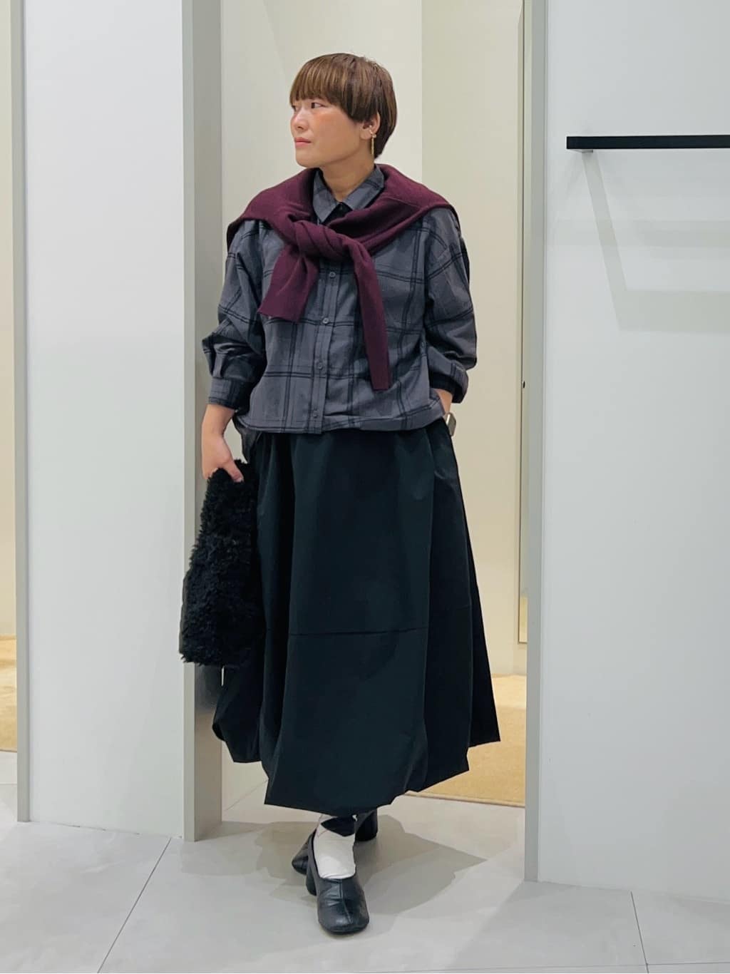タナさんの「THE SHOP TK｜【すっきりシルエットが叶う】大人のためのVネックニット/毛玉になりにくい/静電気防止/洗濯機OK」を使ったコーディネート