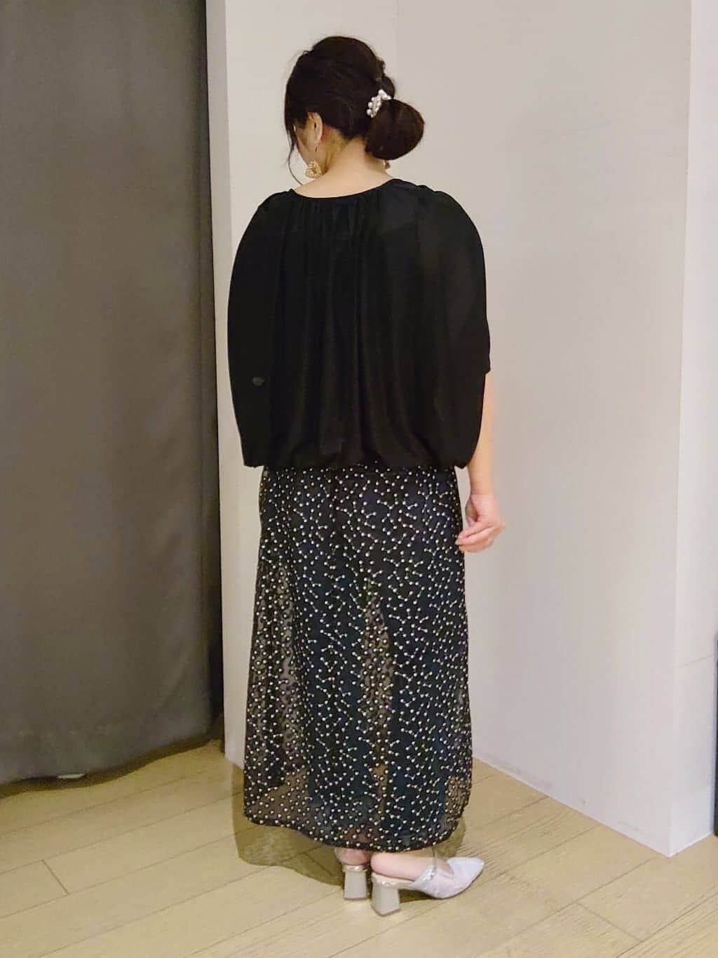 TOMOMIさんの「INDIVI｜【洗える／体型カバー】シャーリングシアートップス」を使ったコーディネート
