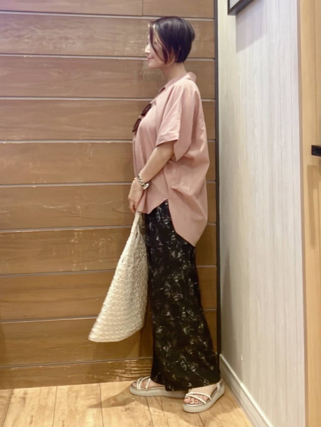 aaamiさんの「SHOO･LA･RUE｜【S-LL/UV/接触冷感/抗菌防臭】体型を自然にカバー フレンチリネンブレンド襟付ドルマンシャツ」を使ったコーディネート