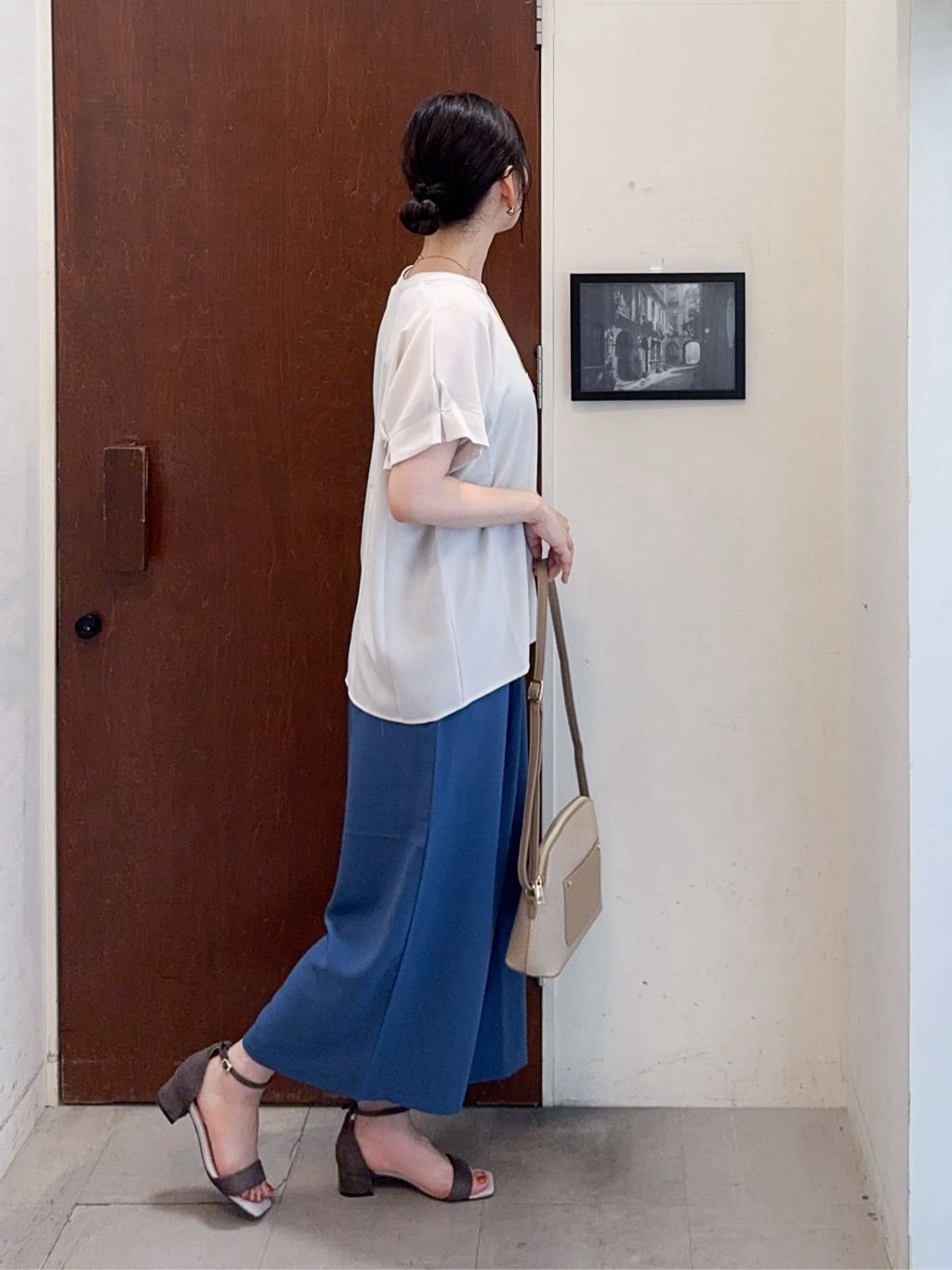 𝐇𝐢𝐫𝐨𝐦𝐢さんの「SHOO･LA･RUE｜【S-LL/セットアップ可/ひんやり】きちんと見えで上品 お袖タック スキッパーブラウス」を使ったコーディネート