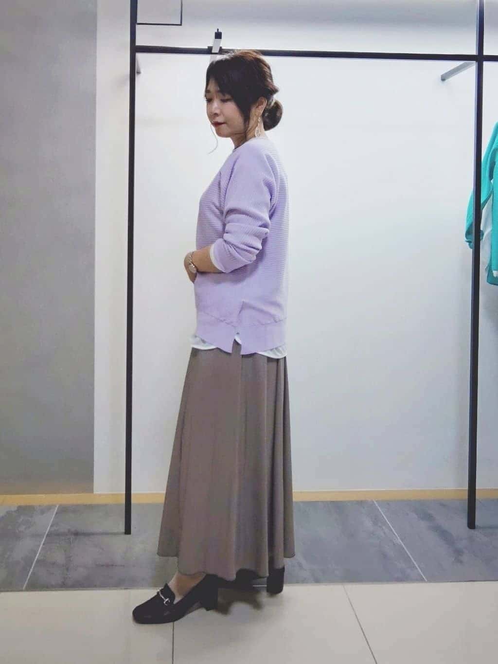 TOMOMIさんの「INDIVI｜レザー調ギャザースカート」を使ったコーディネート