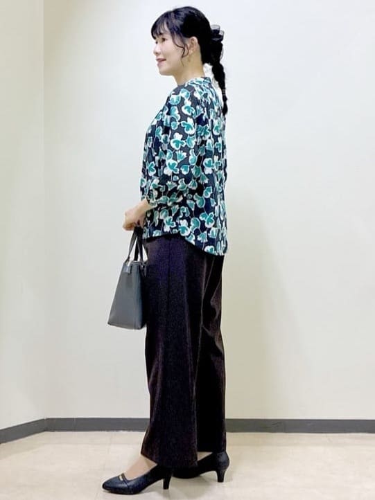  beni_gingerさんの「Reflect｜【ジャケットのインナーにおすすめ◎】花柄タックデザインブブラウス」を使ったコーディネート