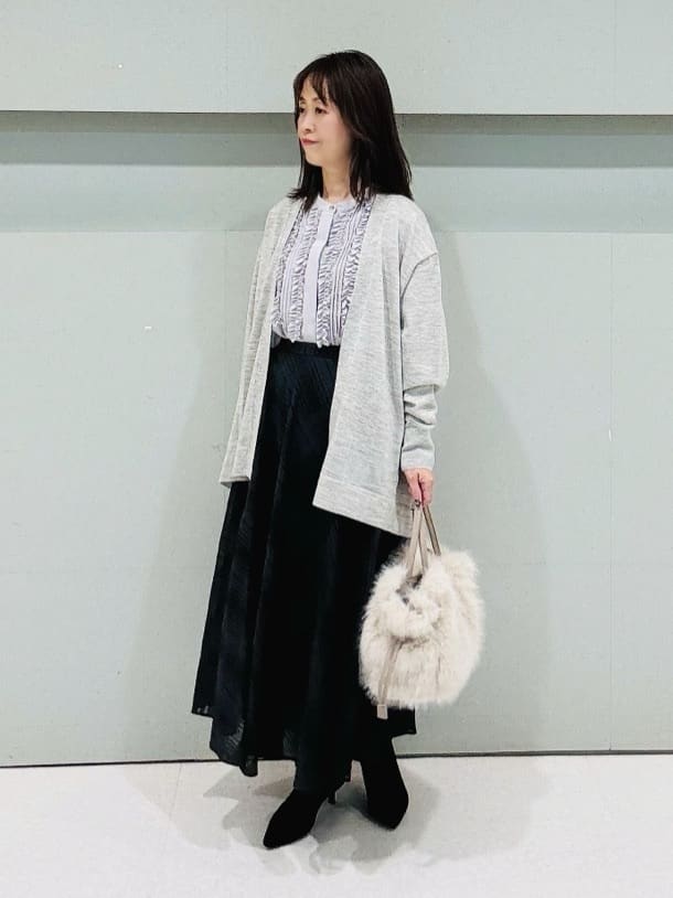 makiさんの「UNTITLED｜【1枚で着映え/オンオフ着回し】フリルサテンブラウス」を使ったコーディネート