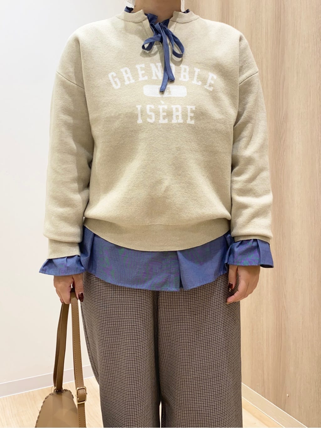 HANAさんの「grove｜カレッジロゴキーネックニット」を使ったコーディネート