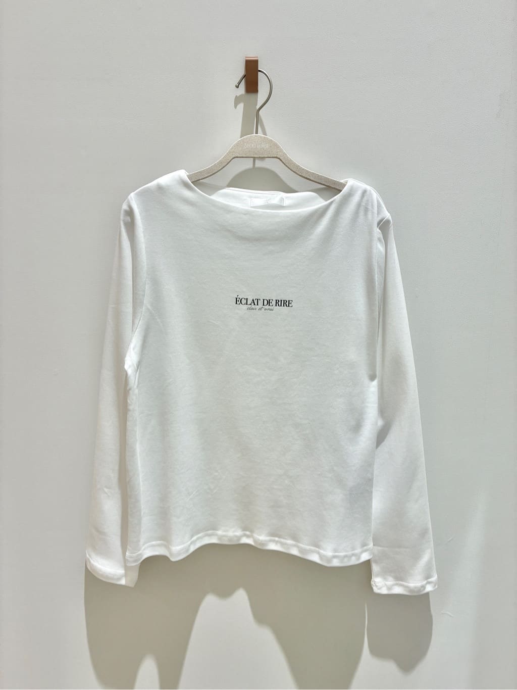 るーとさんの「SHOO･LA･RUE｜【S-LL】美しく見せる ボートネックロンT」を使ったコーディネート