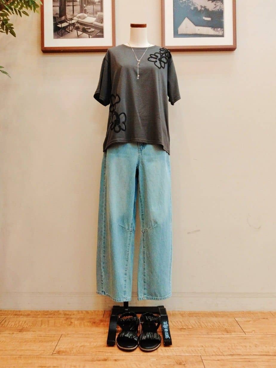 みうらさんの「SHOO･LA･RUE｜【S-LL】コーデの主役になる コード刺繍デザインＴシャツ」を使ったコーディネート