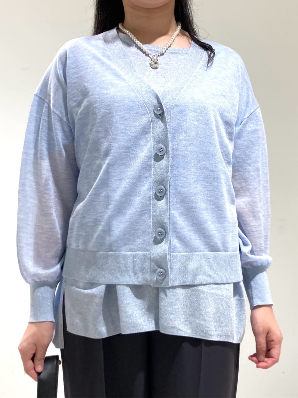 momokoさんの「INDIVI｜【程よいシアー素材/洗える】バイカラーラメカーディガン」を使ったコーディネート
