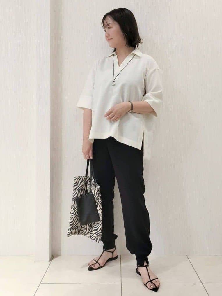 naokoさんの「UNTITLED｜【UVカット/接触冷感/吸水速乾/ゆったり】V開きネックシャツ」を使ったコーディネート
