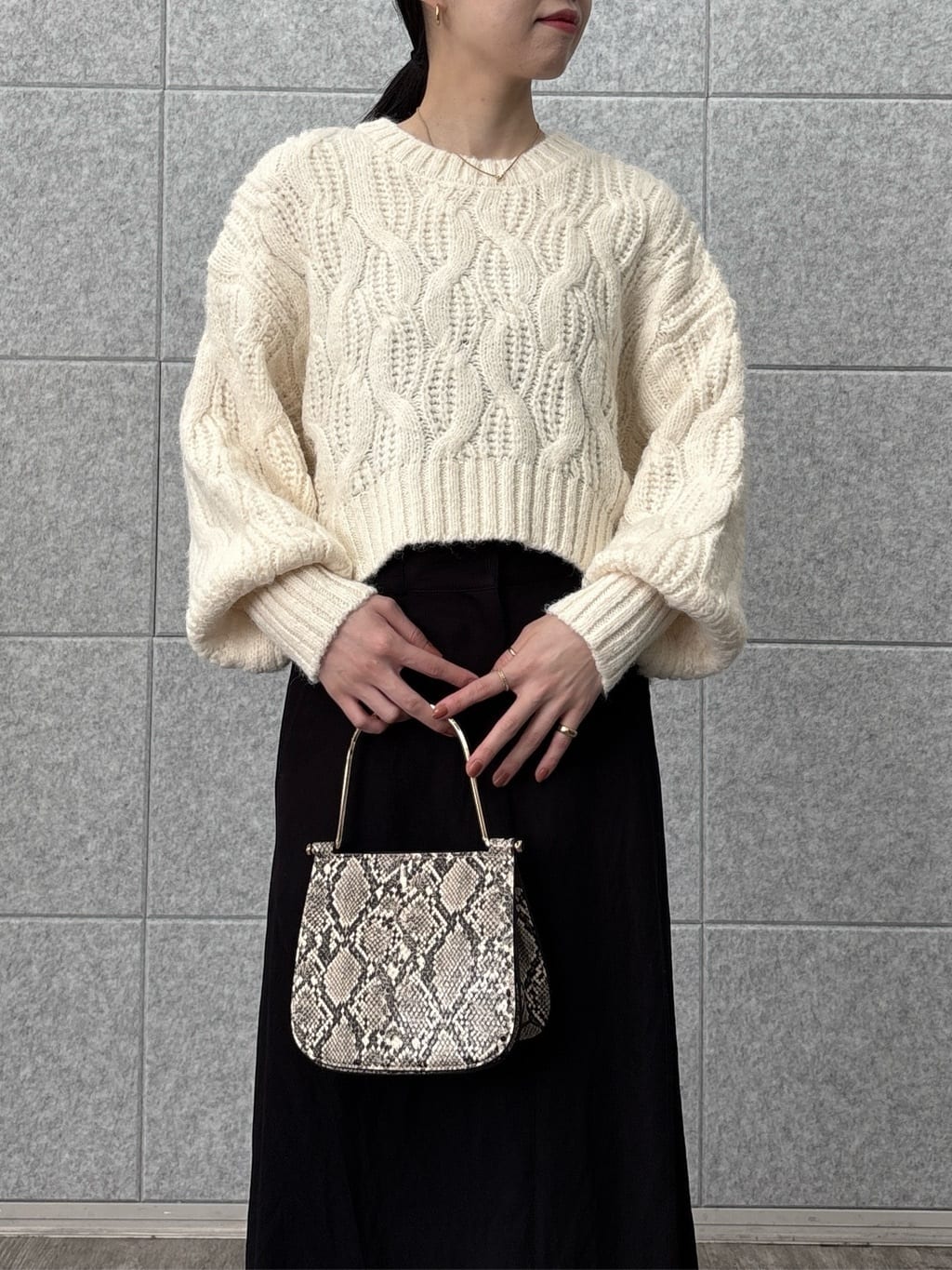 ひなさんの「INDIVI｜シャインツイルラップスカート」を使ったコーディネート
