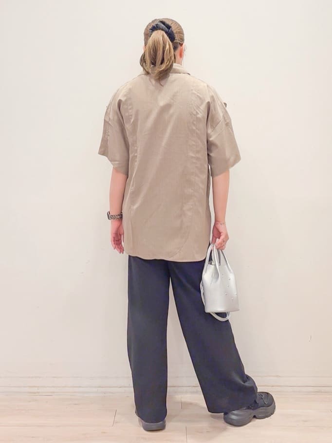 naoさんの「SHOO･LA･RUE｜【洗える/S-LL】大きめのフリルが印象的 デザインブラウス」を使ったコーディネート