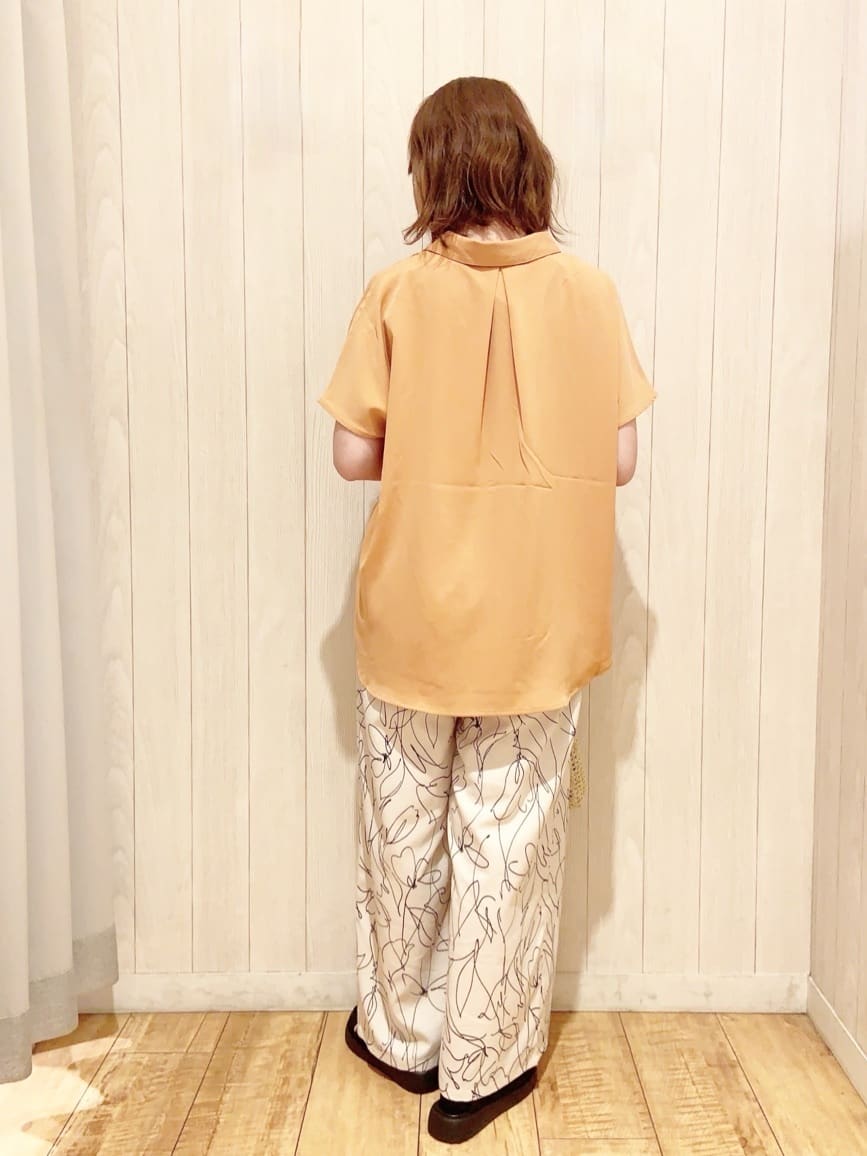 あいこさんの「SHOO･LA･RUE｜【洗える/S-LL/プチプラ】さらっとすっきりきれい見え スキッパーブラウス」を使ったコーディネート