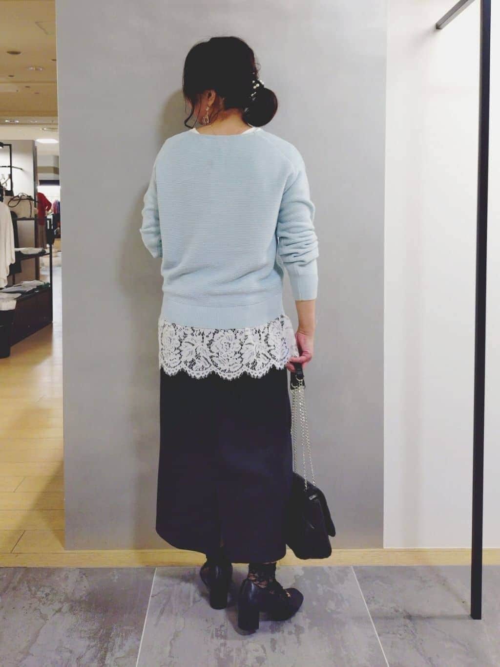 TOMOMIさんの「INDIVI｜【ウール混ラメ素材】Vネック煌めきニット」を使ったコーディネート
