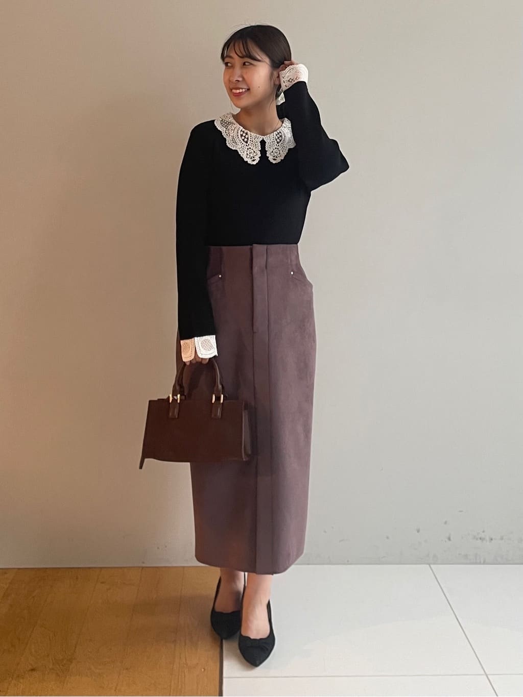abeさんの「Couture brooch｜【洗える・ストレッチ・通勤】スエード調ダンボールIラインスカート」を使ったコーディネート