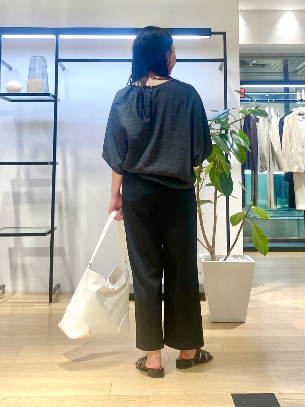 misakiさんの「INDIVI｜【褒められパンツ／洗える／ウエストゴム】ワイドタックパンツ」を使ったコーディネート