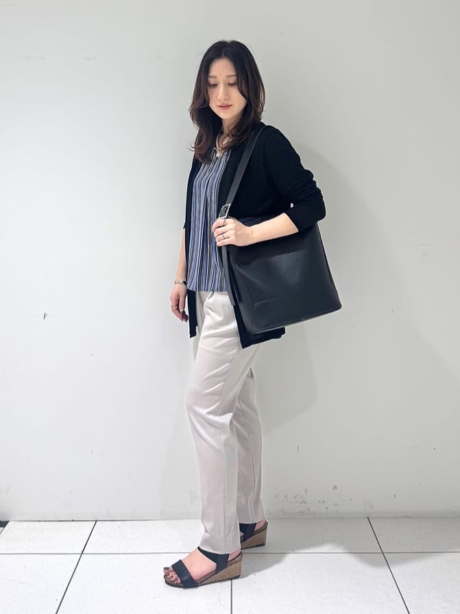 そんさんの「INDIVI｜【洗える／通勤】無地＆マルチストライプ柄Vネックブラウス」を使ったコーディネート
