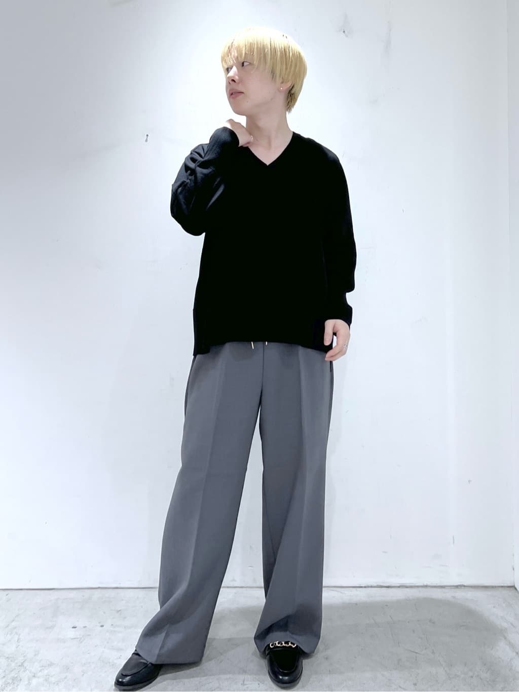 JINさんの「OPAQUE.CLIP｜リラクシーVネックニット【洗濯機洗OK】《6col》」を使ったコーディネート