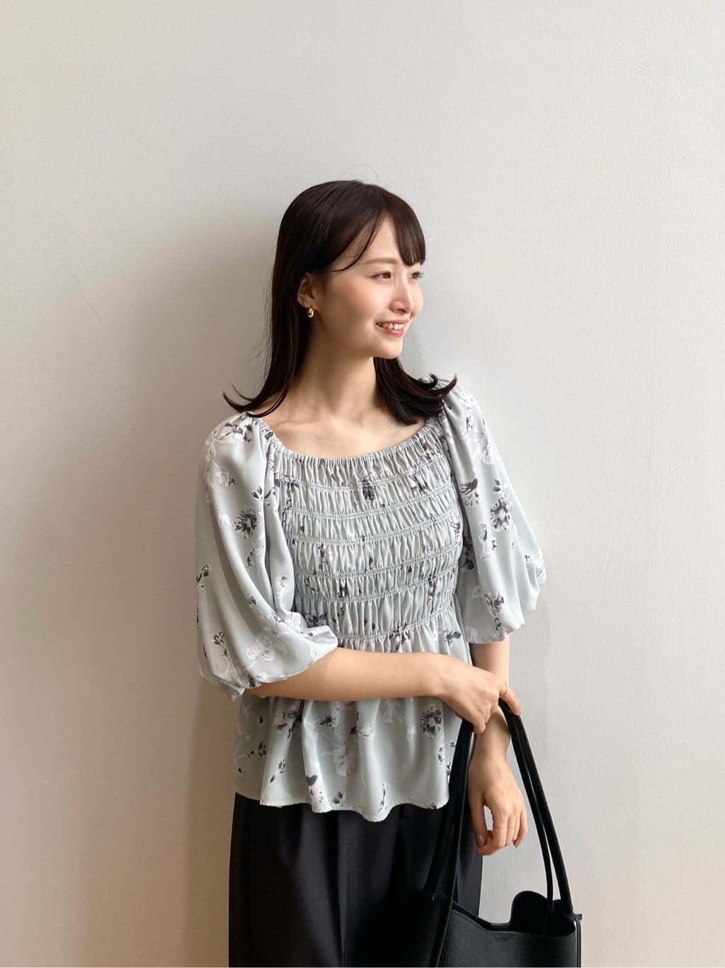 みさかさんの「index｜フラワーシャーリングペプラムブラウス【洗濯機洗い可】」を使ったコーディネート