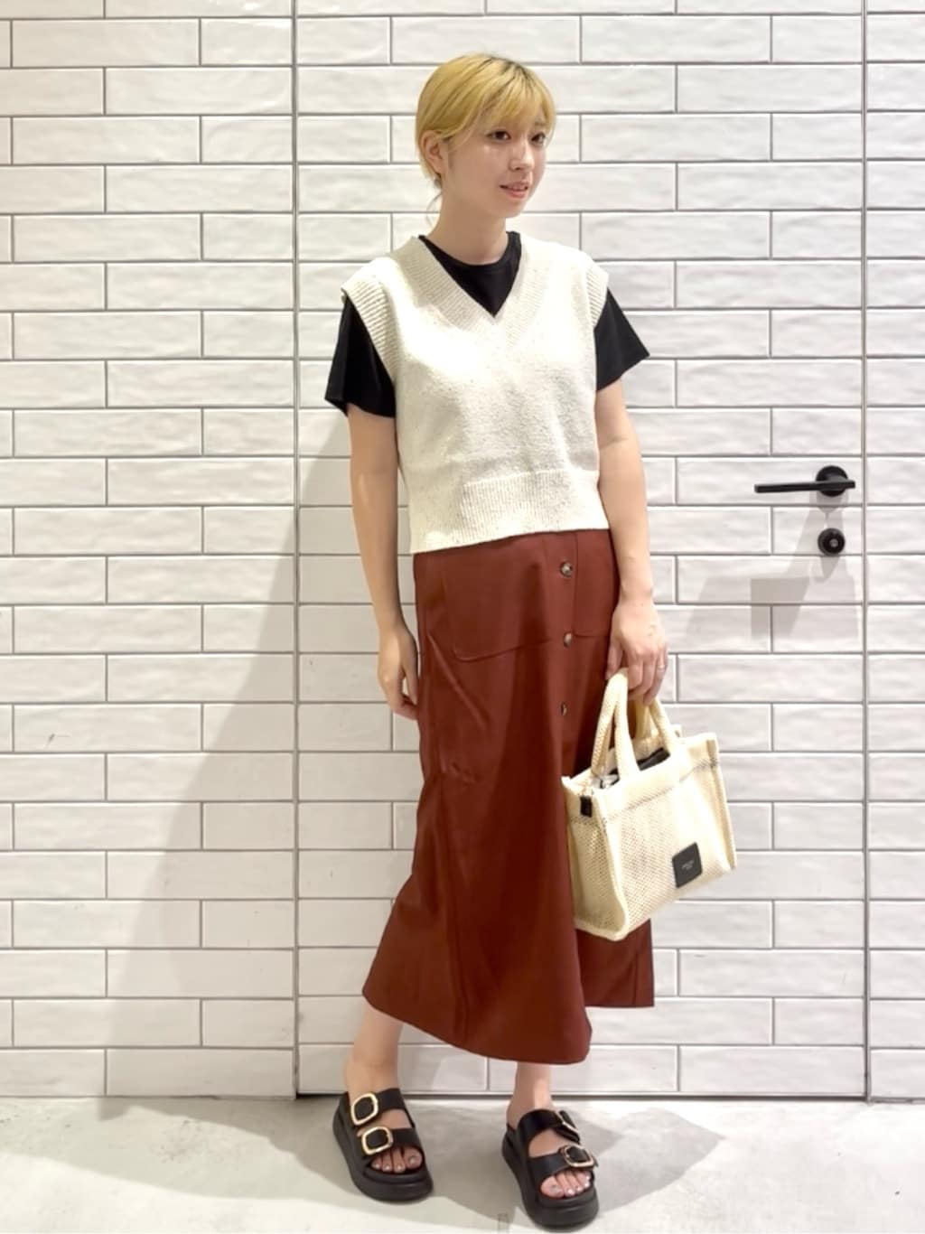 しおりさんの「OPAQUE.CLIP｜メタリック刺繍ロゴTシャツ【接触冷感／洗濯機洗い可】」を使ったコーディネート