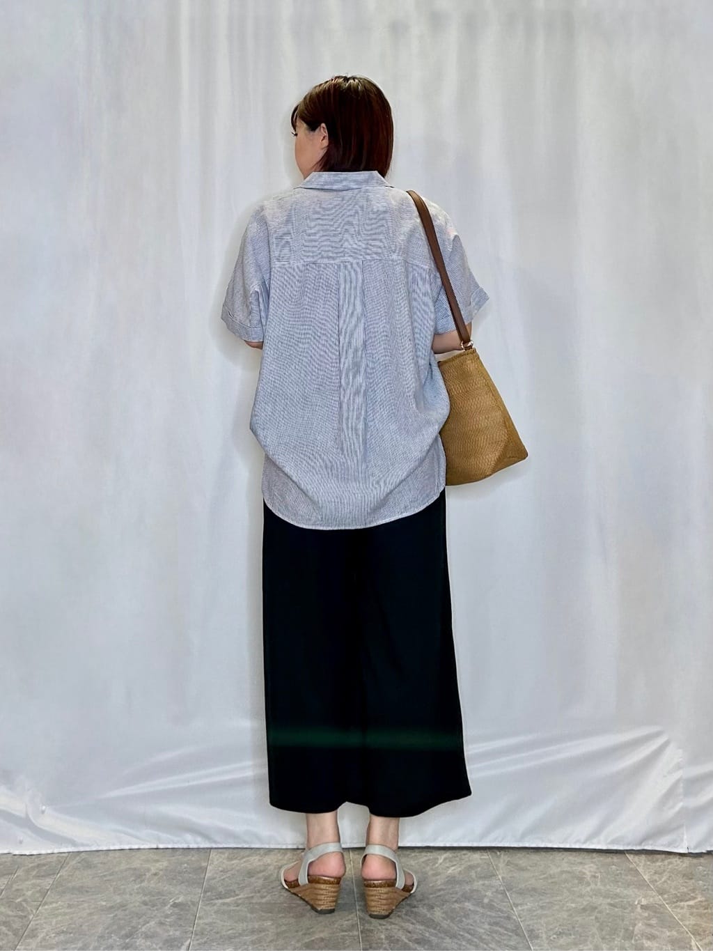 ネリさんの「SHOO･LA･RUE｜【S-LL/UV/接触冷感/抗菌防臭】体型を自然にカバー フレンチリネンブレンド襟付ドルマンシャツ」を使ったコーディネート