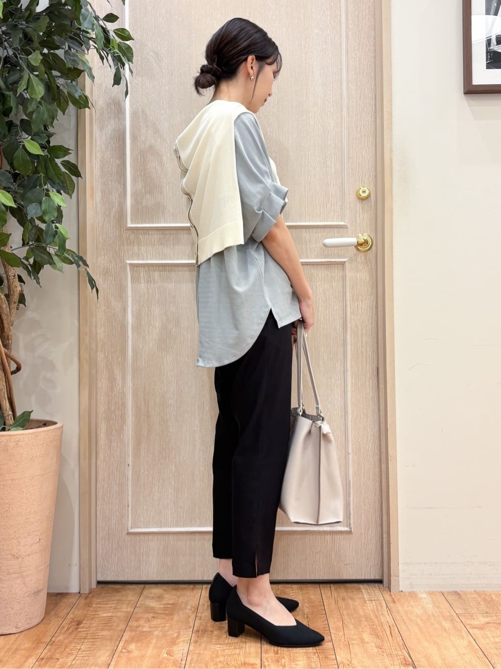 なみさんの「SHOO･LA･RUE｜【洗える/S-LL】上品なラメ使い クルーネック ニットカーディガン」を使ったコーディネート