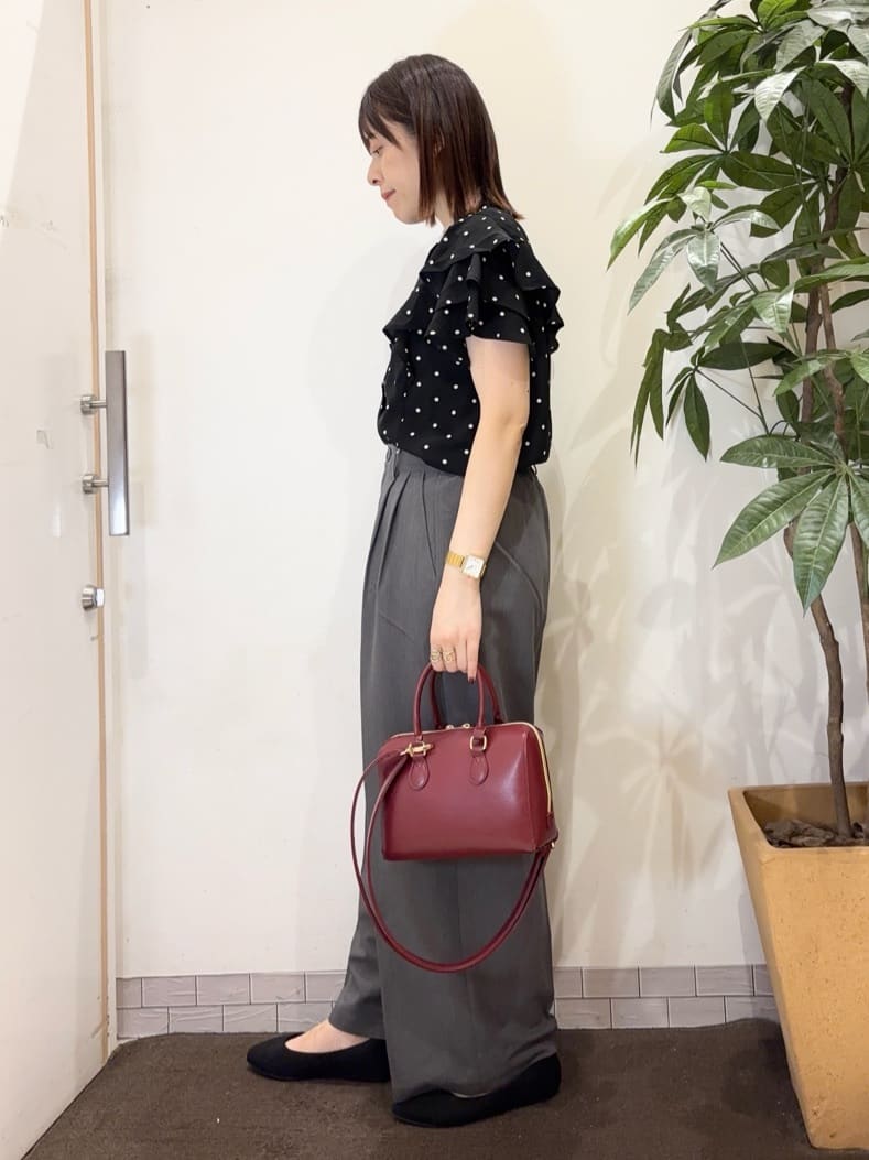 宗形さんの「SHOO･LA･RUE｜【無地/ドット柄】お袖フリルが華やぐ きれいめブラウス」を使ったコーディネート