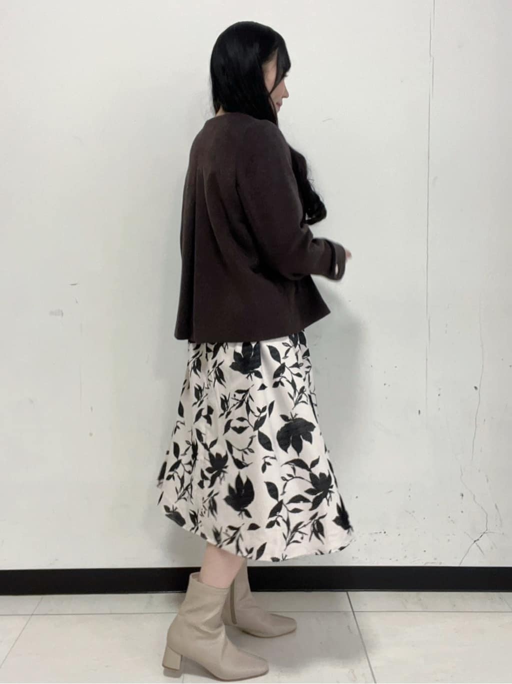 Hitomiさんの「index｜パール調パーツ付きクルーネックニット【洗濯機OK】《8col／XS～3L》」を使ったコーディネート