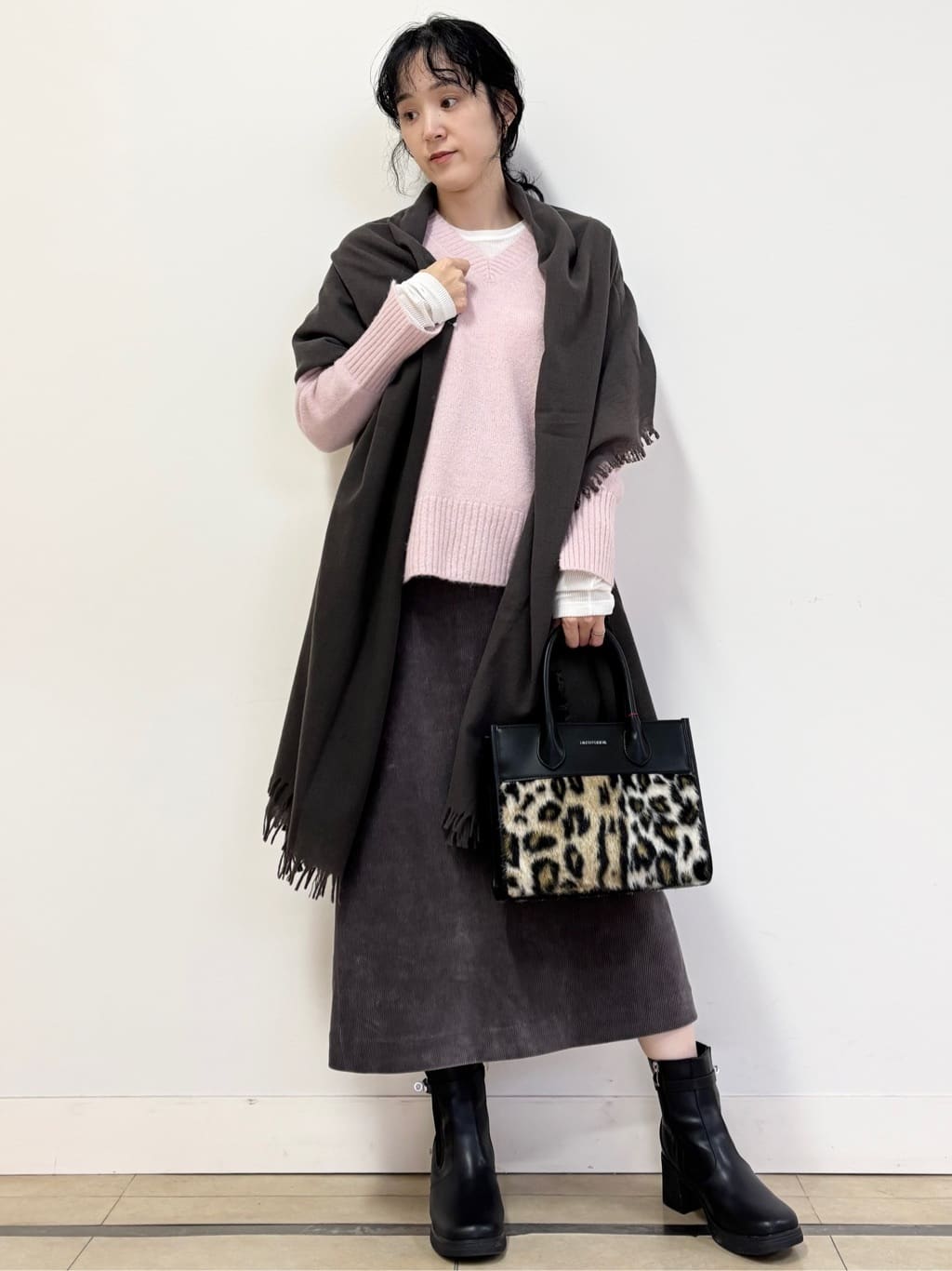 YOKOTAさんの「DRESSTERIOR｜アルパカブレンドVネックニット」を使ったコーディネート