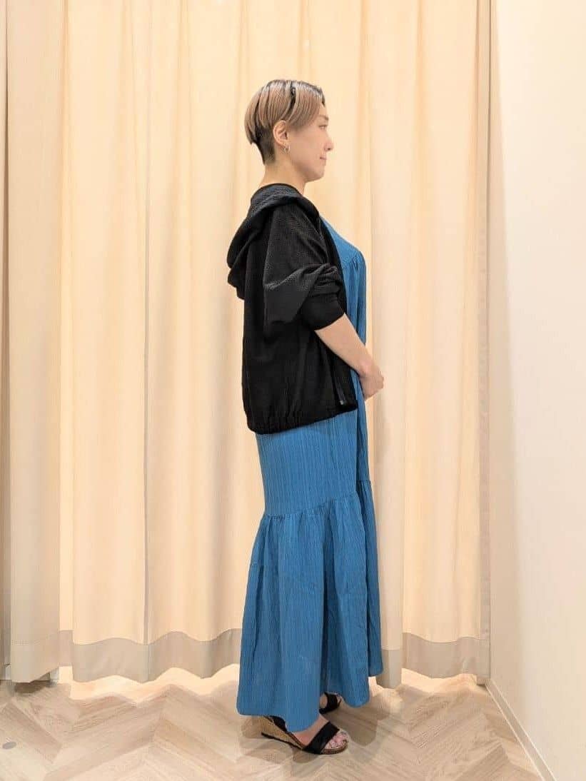 ユカさんの「SHOO･LA･RUE｜【S-LL】後ろ姿も抜かりなく 1枚でサマ見え ティアードワンピース」を使ったコーディネート