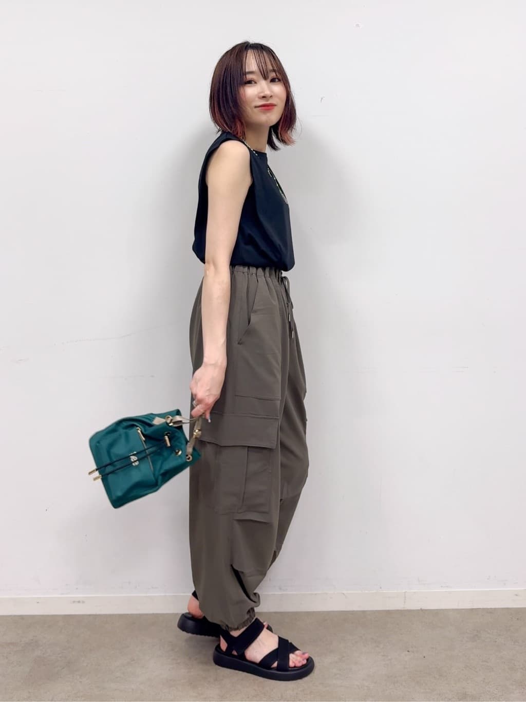 𝐜𝐡𝐢𝐤𝐚さんの「SHOO･LA･RUE｜【S-LL】ゆるっと楽ちん さらさらカーゴジョガーパンツ」を使ったコーディネート