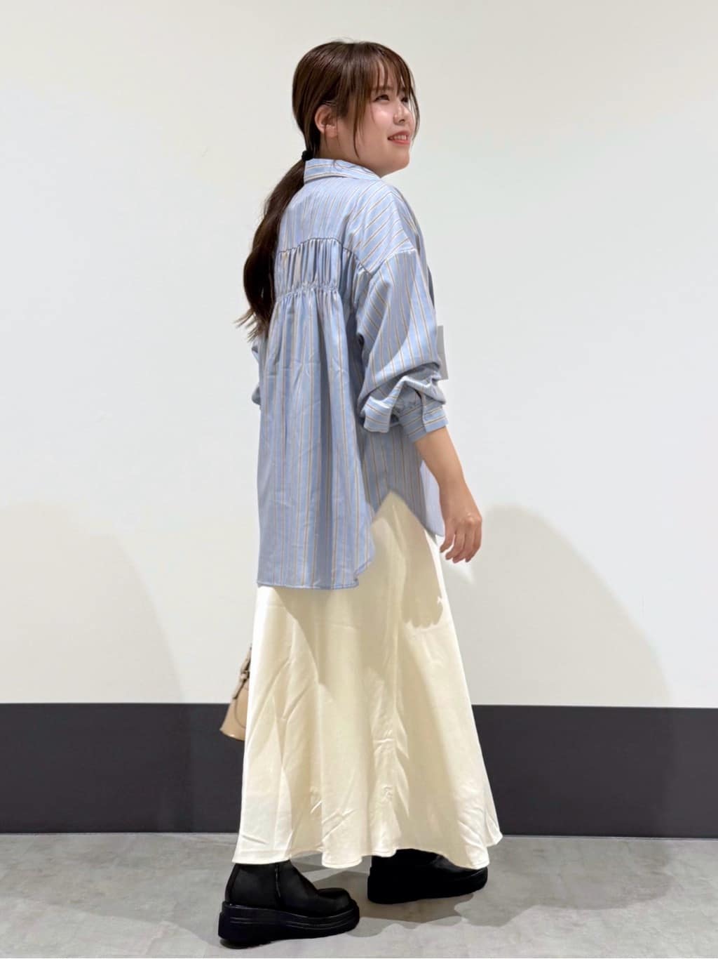 macchaさんの「THE SHOP TK｜【後ろ姿もサマになる】ストライプ バックシャーリングシャツ/体型カバー/洗える」を使ったコーディネート