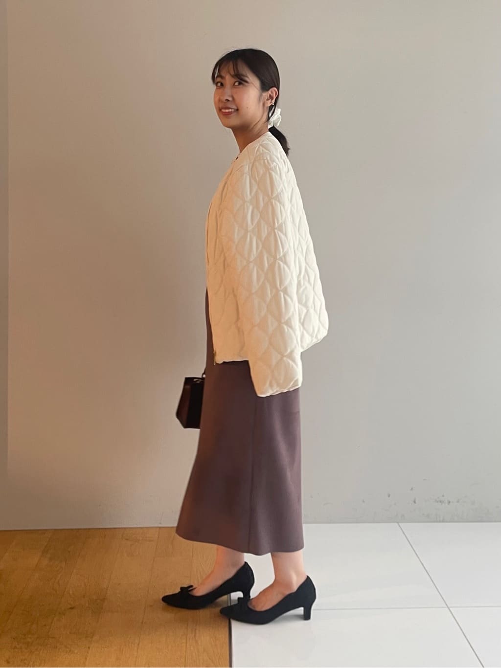 abeさんの「Couture brooch｜【洗える・ストレッチ・通勤】スエード調ダンボールIラインスカート」を使ったコーディネート