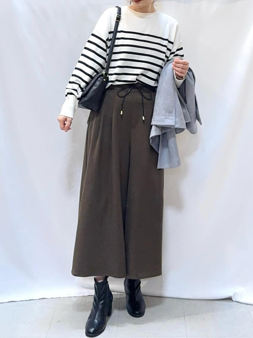 𝐇𝐢𝐫𝐨𝐦𝐢さんの「SHOO･LA･RUE｜【S-LL/2点セット】脚のラインを拾いにくい ベルト付きタックスカーチョパンツ」を使ったコーディネート