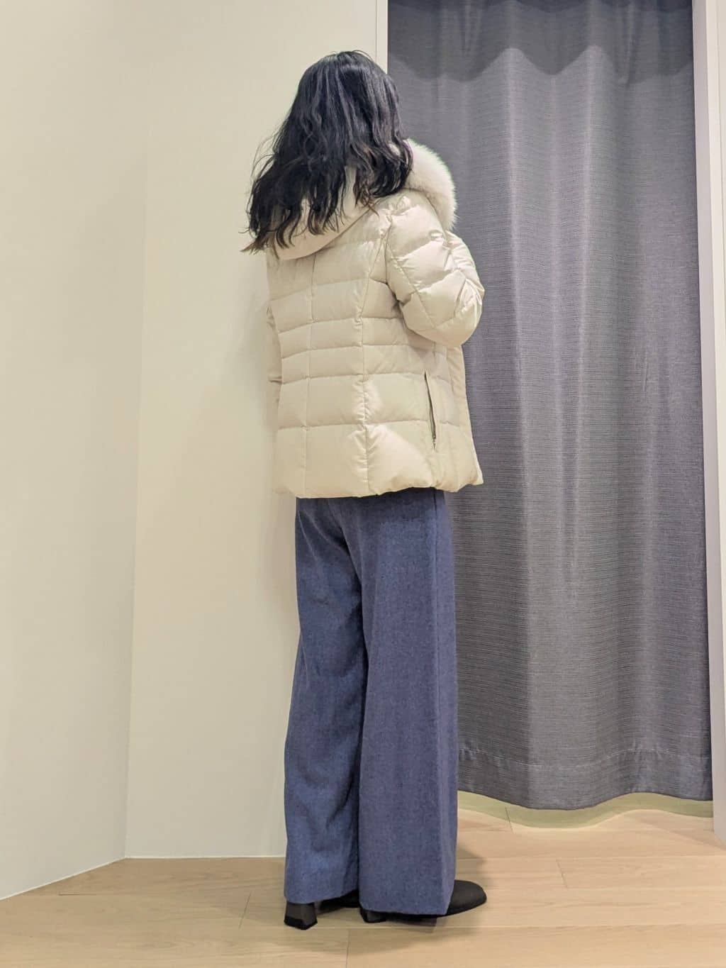 miiさんの「INDIVI｜【名品／撥水／抗菌防臭】ショート丈リサイクルダウンコート」を使ったコーディネート