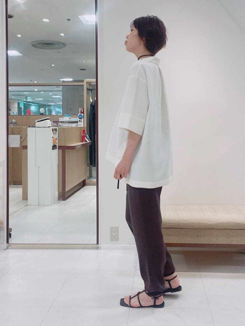IWAMOさんの「UNTITLED｜【UVカット/接触冷感/吸水速乾/ゆったり】V開きネックシャツ」を使ったコーディネート